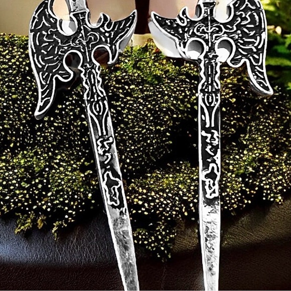 Stylish silver toned axe earrings with detailed design. Perfect for a DND player - Picture 14 of 15